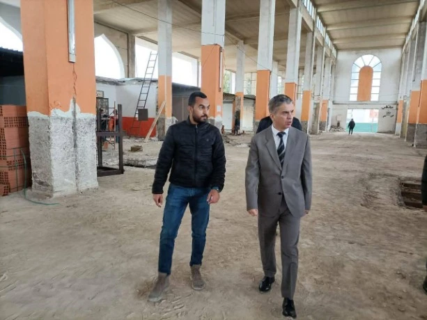 والي معسكر فؤاد عايسي يُعاين ورشة تهيئة وتأهيل المحطة البرية: تشديد على جودة الأشغال للارتقاء بخدمات النقل