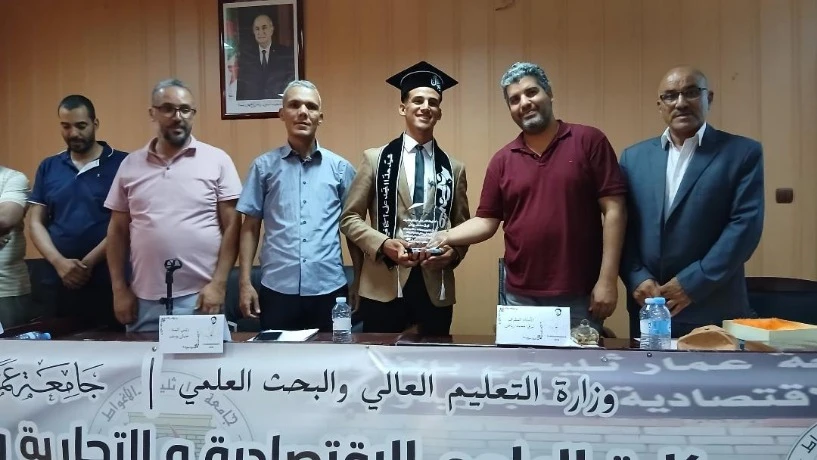 الاغواط... الطالب " بلواسع نضال نور الإسلام" يُتوَّج بمشروع مبتكربتألق بالعلامة الكاملة في مذكرة تخرجه