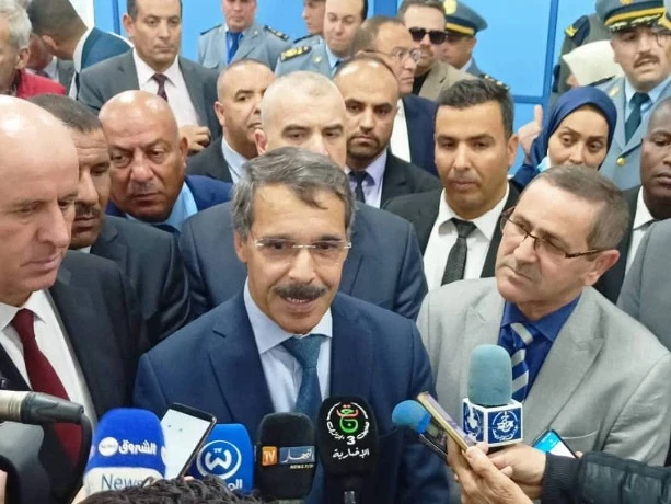 وزير المالية يعاين مكاتب الصرف بمطار زناتة و ميناء الغزوات