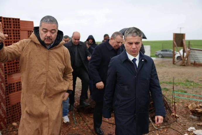 والي معسكر يعاين ورشات  مخازن الحبوب بالقعدة والمحمدية: تعليمات برفع وتيرة العمل