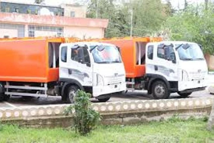 تلمسان: توزيع 25 شاحنة ضاغطة لرفع النفايات