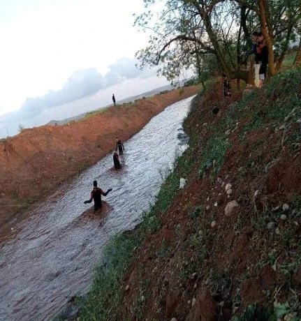 أمطار رعدية بمعسكر تقطع الطريق بين قرجوم وعين فكان وسيول وادي ماقضة تجرف طفلا بغريس