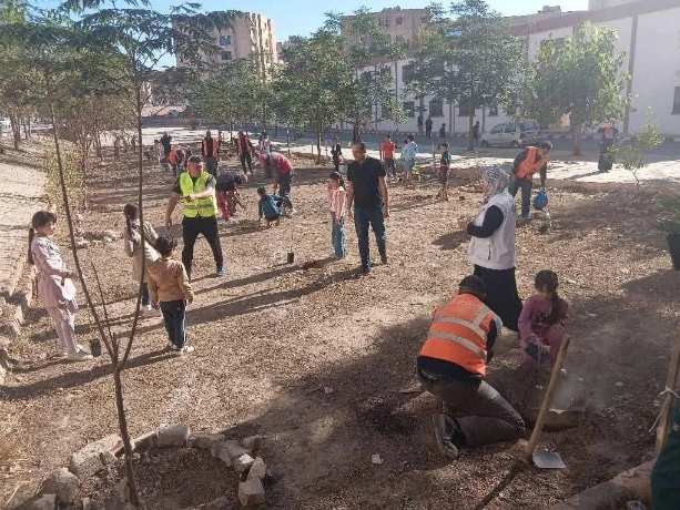 مديرية البيئة بسيدي بلعباس  ...تحويل نقطة سوداء بحي ديار الهناء إلى مساحة خضراء