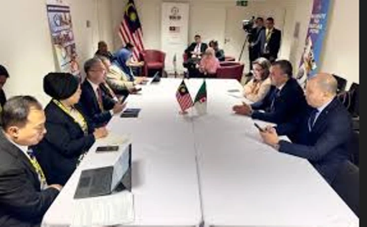 القمة العالمية لمجتمع المعلومات بجنيف :  زروقي يعقد لقاءات ثنائية مع  نظرائه من عدة دول