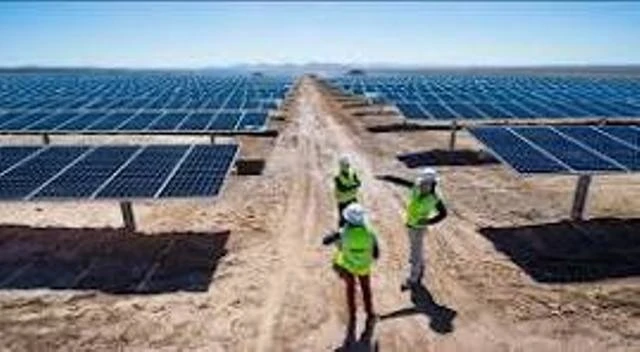 والي تندوف يعاين أضخم مشروع  لإنتاج الكهرباء بالطاقة الشمسية ...تثمين جهود مؤسسات الإنجاز والإطارات الجزائرية