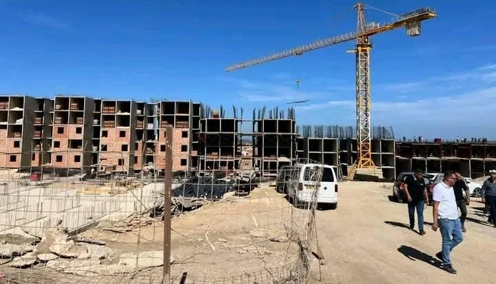 تشمل السكن و الصحة و الأشغال العمومية...  معاينة مشاريع تنموية قيد الانجاز بمستغانم