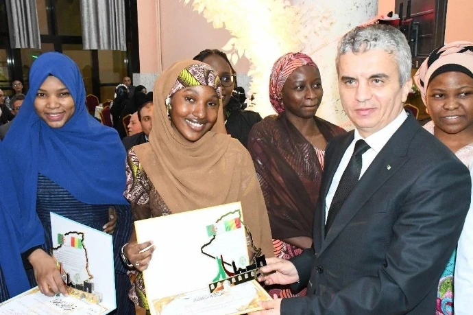 والي معسكر فؤاد عايسي يشارك طالبات إقامة " تكفي  محمد وجبة الفطور ...تكريم حافظة قرآن وطلبة دوليين