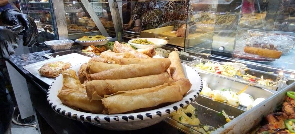 المطاعم الشعبية  بوهران مقصد الجالية الجزائرية : نكهات بلا حدود