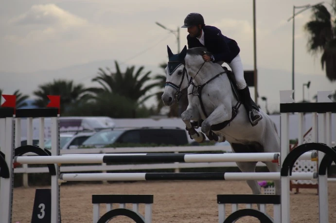 البطولة الوطنية للقفز بالحواجز تختتم غدا  بوهران  ...تألق فرسان إتري وهران والحرس الجمهوري