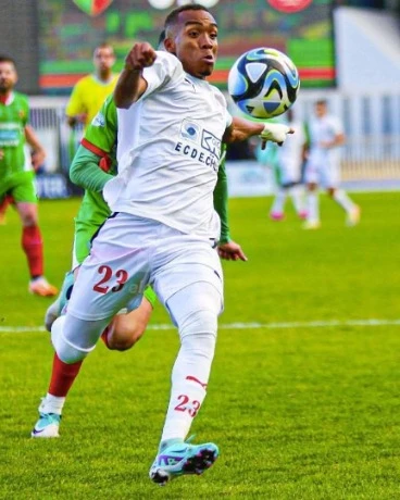 بالنظر إلى المستويات التي يقدمها مع الشلف...   أشرف عبادة محل اهتمام كبير من بوقرة