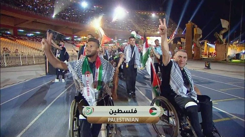ترحيب حار بالوفد الفلسطيني من الجماهير الجزائرية بشعارات " فلسطين الشهداء"