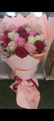 اقبال واسع على محلات بيع الزهور عشية العيد