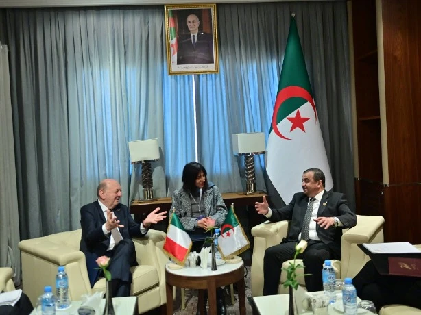 عرقاب يبحث سبل تعزيز التعاون والشراكة مع  وزير البيئة وأمن الطاقة  الإيطالي