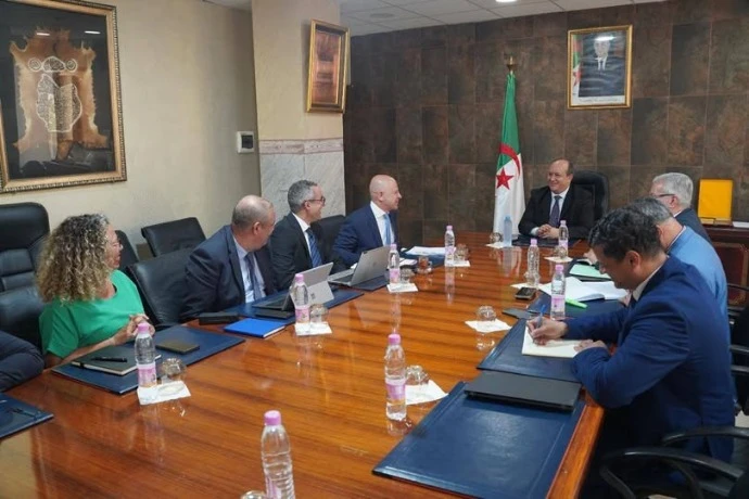 وزير الصناعة يستقبل وفدا عن مجمع ” ستيلانتيس”