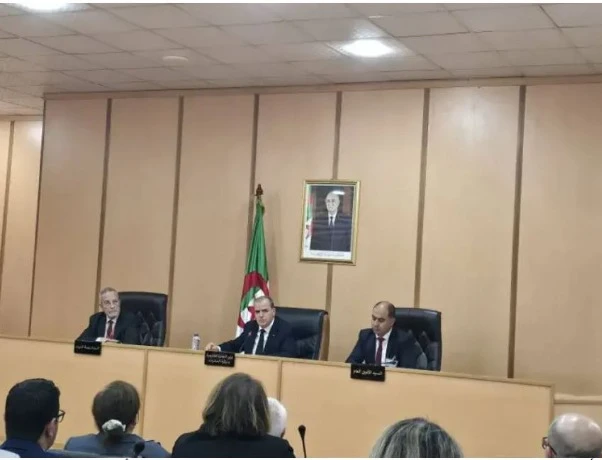 رزيق يترأس اجتماعا خصص لعرض وتوضيح الإجراءات المتعلقة بتغيير البنوك أو الوكالات البنكية