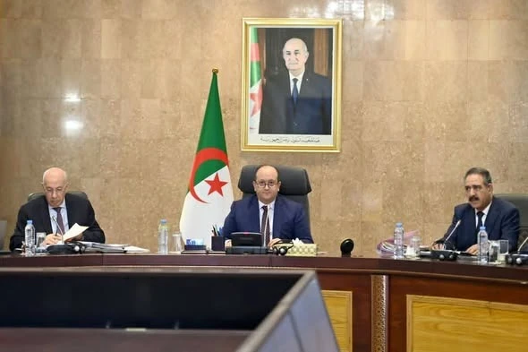 اجتماع الحكومة: دراسة مشاريع مراسيم تخص قطاعات الصناعة الصيدلانية والأشغال  العمومية والمنشآت القاعدية