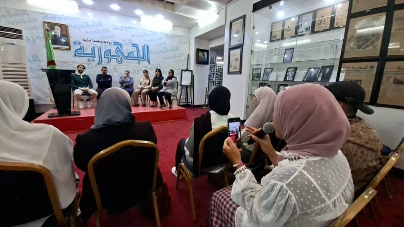 طلبة قسم الاعلام والاتصال  بجامعة وهران 1 في خرجة بيداغوجية لجريدة الجمهورية  :  تواصل  على طول الخط  عشية  الثالث ماي