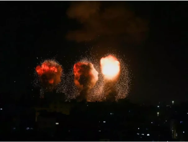 طيران الإحتلال الصهيوني يشن سلسلة غارات على عدة مواقع بقطاع غزة