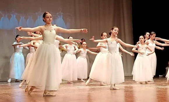 تقديم عرض "تعابير جميلة" بالجزائر العاصمة