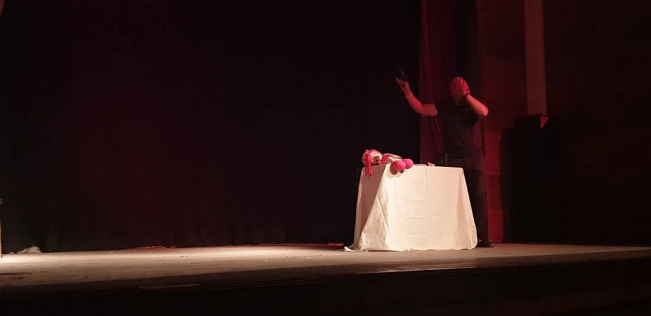 عرض "كميشة"   لتوفيق مزعاش يتحصل على جائزة في مهرجان قرطاج للمونودراما