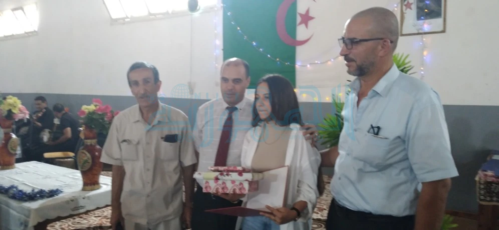 متوسطة ولد قارة سعيد بالسانيا تكرم نجباءها بحضور مدير التربية بالولاية والنقابات وأولياء التلاميذ