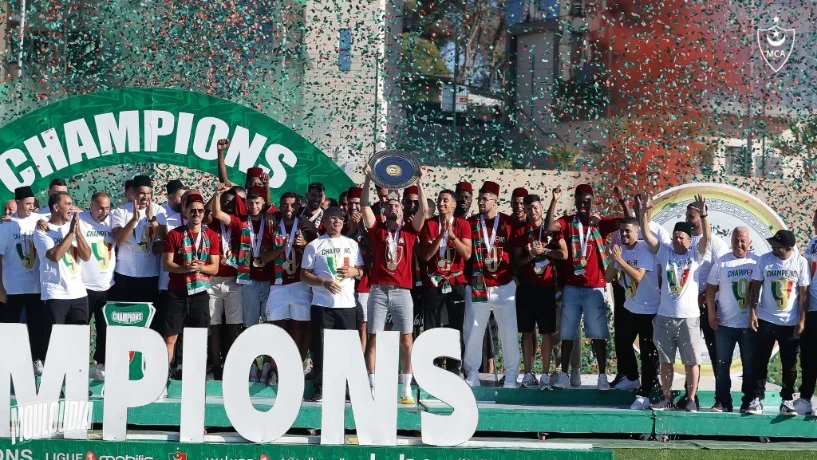 مولودية الجزائر يتسلم درع بطل الجزائر لموسم 2024-2025