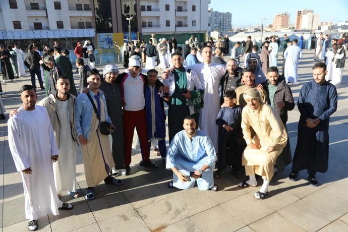 الجزائريون يحتفلون بعيد الفطر المبارك  بدء توافد المصلين على بيوت الرحمن وسط التهليل والتكبير