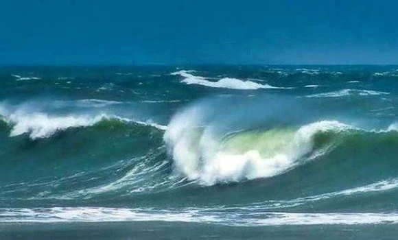 أمواج عالية ورياح قوية على عدة مناطق ساحلية  الأحد