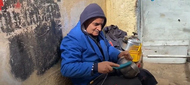 عمي ميلود  رمز  حرفة تصليح الأواني بسوق لاباستي ...الجديد حبو والقديم لا تفرط فيه