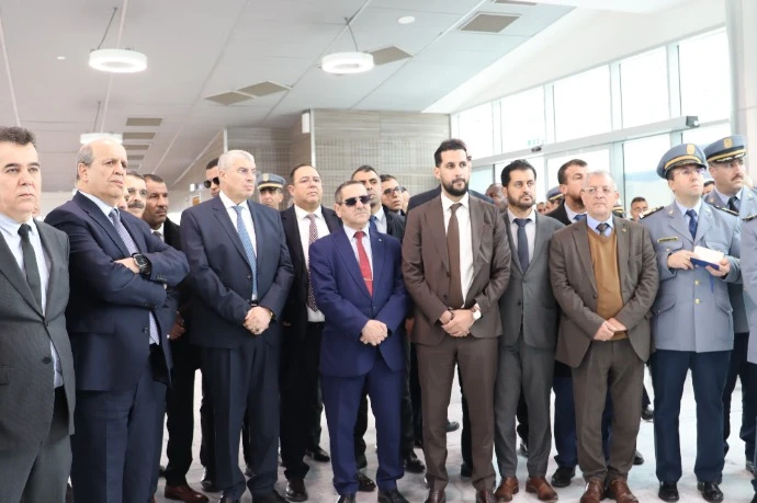 للوقوف على مدى جاهزيتها : وزير المالية يعاين مكاتب صرف المنحة السياحية بالمطار والميناء