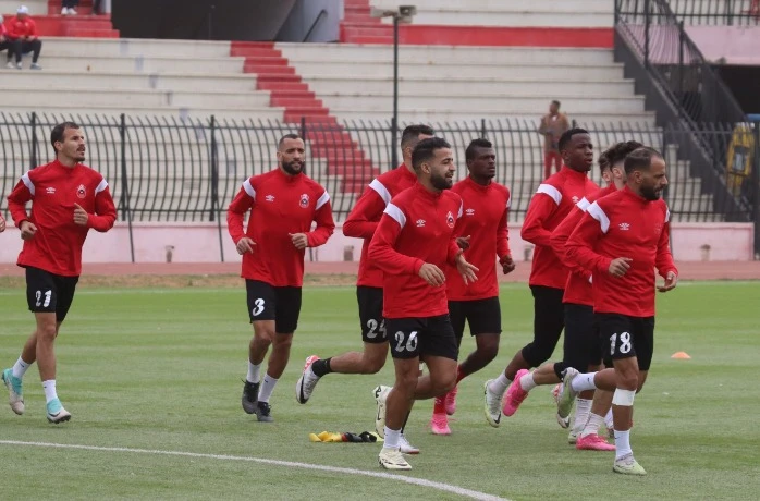 أولمبي الشلف يباشر التحضير للقاء قسنطينة..  المدرب حجار يراهن على الهجوم وإيفرا يغيب