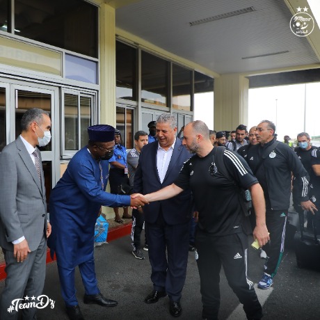 وصول بعثة المنتخب الوطني إلى دوالا