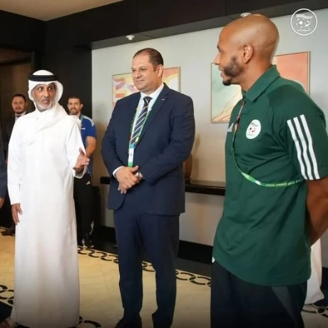 وزير الرياضة القطري يزور بعثة "الخضر" بالدوحة