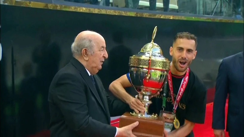 رئيس الجمهورية يسلم كأس الجزائر لكرة القدم إلى قائد فريق اتحاد العاصمة