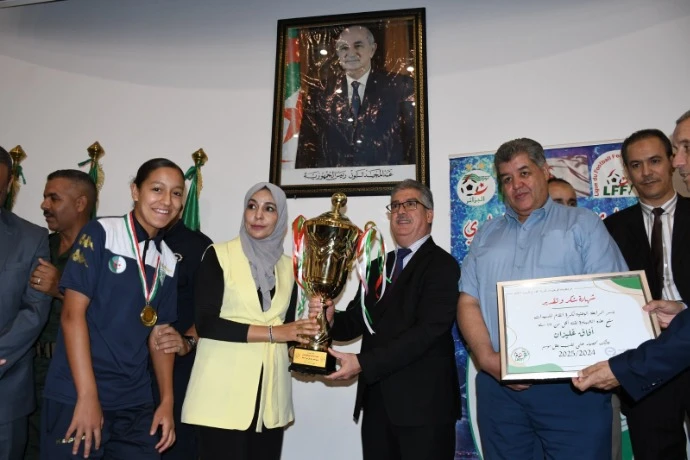 كمال بركان يسلم درع البطولة لأفاق غليزان النسوي