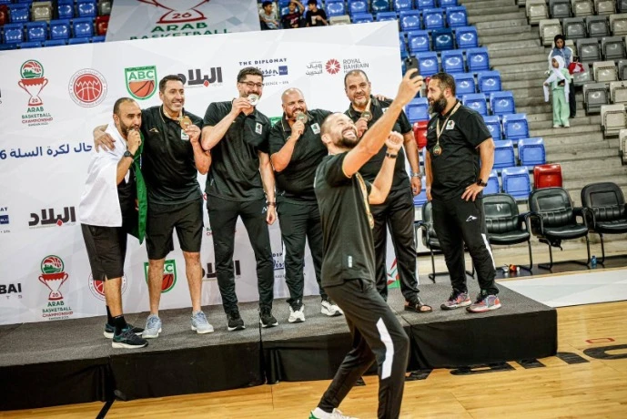 علي بوزيان (مدرب المنتخب الوطني لكرة السلة) :   "نملك جيلا طموحا وينتظرنا عمل كبير"