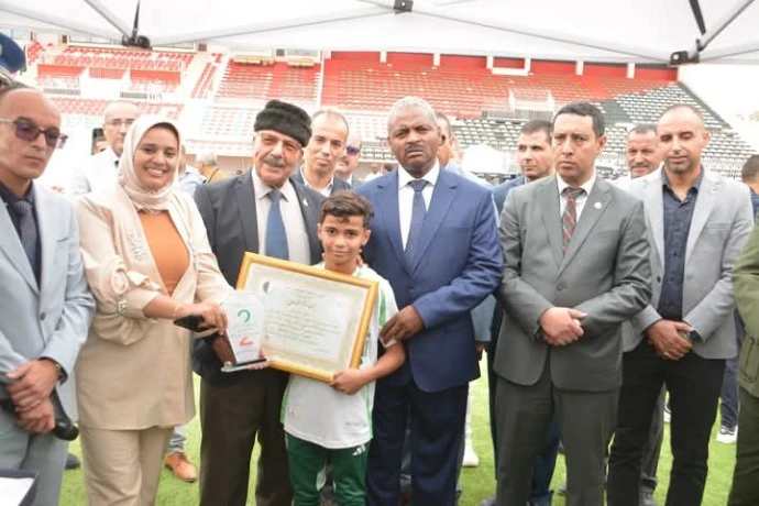 عين تموشنت تحتفي بذكرى أول نوفمبر بروح رياضية ووطنية ... توزيع عتاد رياضي على الجمعيات وتكريم المتوجين في مختلف المنافسات