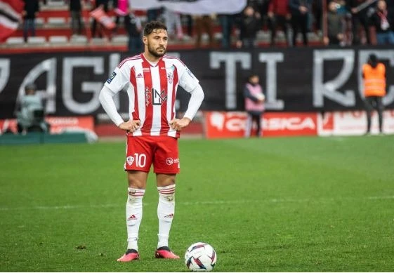 يوسف بلايلي مرشح لجائزة لاعب الشهر في نادي أجاكسيو