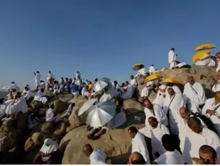 ضيوف الرحمن يتوافدون على صعيد عرفات الطاهرلأداء ركن الحج الأعظم