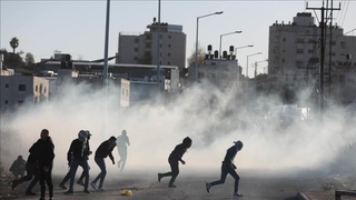 إصابة 160 فلسطينيا اثر اعتداء قوات الإحتلال على مصلين في المسجد الأقصى