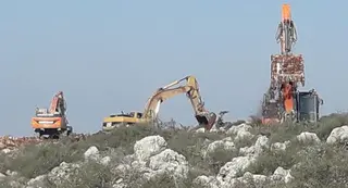مستوطنون صهاينة يجرفون أراضي ويقتلعون 80 شجرة في غرب سلفيت