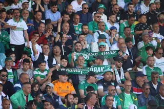 إدارة الجمعية تلعب ورقة التحفيزات المالية  للإطاحة برائد القبة : تعبئة جماهيرية واسعة بوهران قبل موعد الحسم