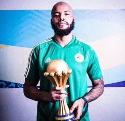 بعد مسيرة حافلة بالإنجازات مع "الخضر" : مبولحي يعلق القفاز بعد مشوار كروي فاق 20 سنة