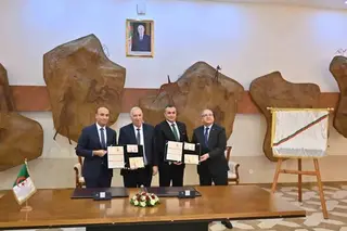 شايب يشرف على مراسم تدشين ووضع ختم اليوم الأول لإصدار طابع بريدي يخلد  اليوم الوطني للهجرة