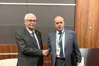 الوزير الأول النيجري يضع إكليلا من الزهور أمام النصب التذكاري المخلد لشهداء  الثورة التحريرية