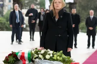 رئيسة مجلس الوزراء الإيطالي تضع إكليلا من الزهور أمام النصب التذكاري المخلد  لشهداء الثورة التحريرية المجيدة