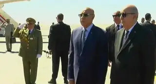 رئيس الجمهورية يستقبل نظيره الموريتاني بمطار تندوف