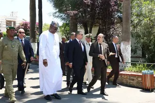 سعيود ووزير الدولة وزير الداخلية والأمن العمومي النيجري في زيارة  للمدرسة الوطنية للإدارة