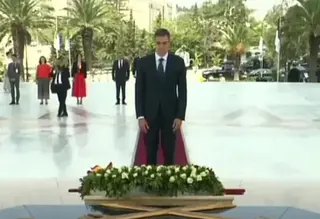 رئيس حكومة إسبانيا يضع إكليلا من الزهور أمام النصب التذكاري المخلد لشهداء  الثورة التحريرية المجيدة