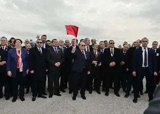 الوزير الأول يتابع مراسم وصول وتفريغ أولى شحنات خام الحديد المستخرجة من منجم غارا جبيلات